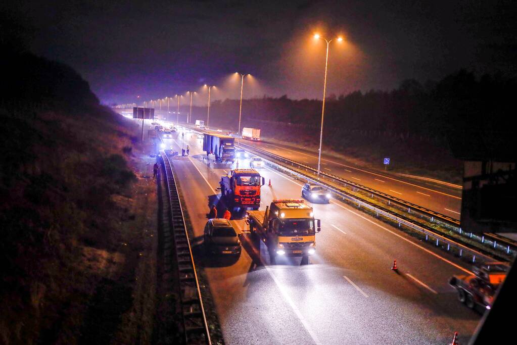 Enorme ravage na ongeval met vrachtwagen