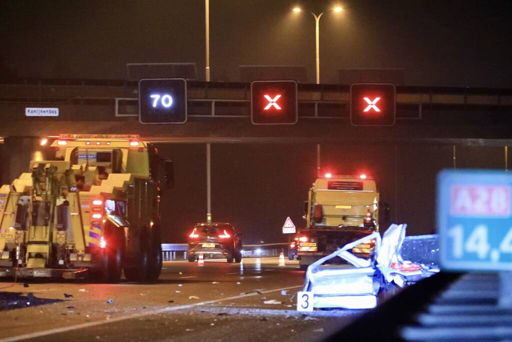 Enorme ravage na ongeval met vrachtwagen