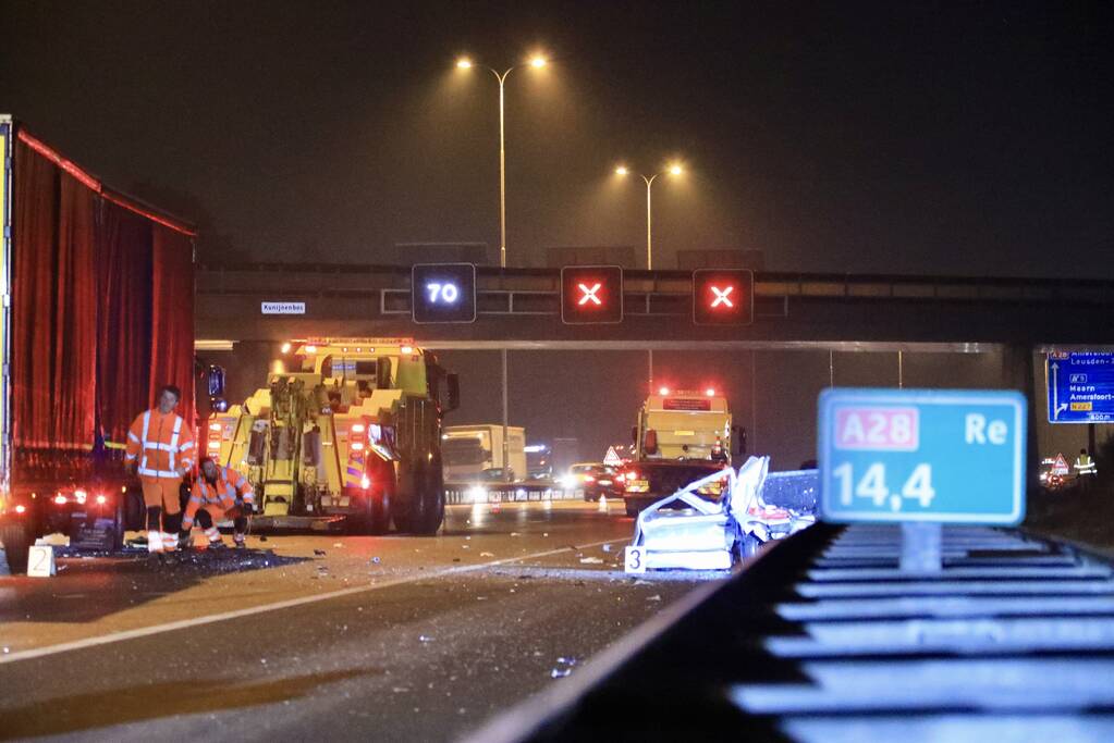 Enorme ravage na ongeval met vrachtwagen
