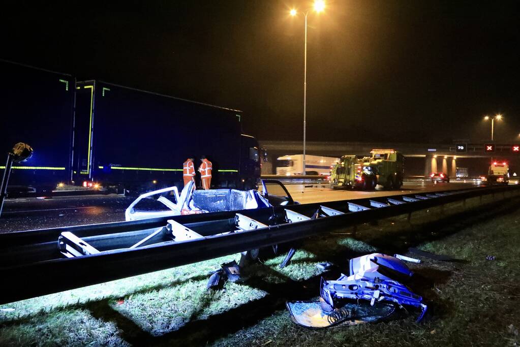 Enorme ravage na ongeval met vrachtwagen