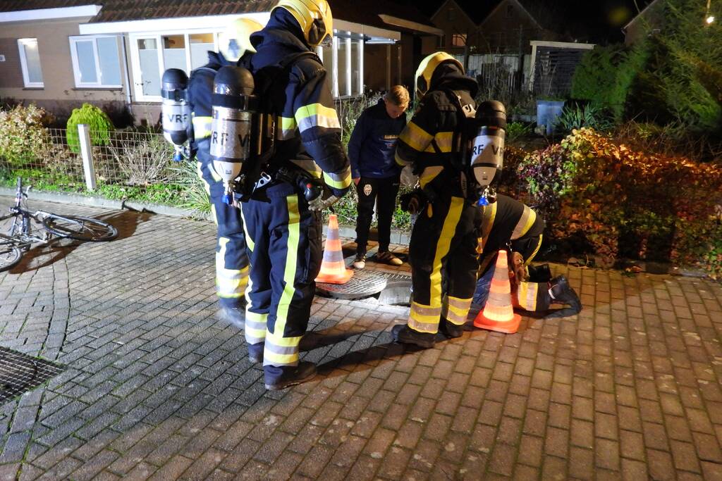 Brandweer spoelt riool na benzine lucht in meerdere woningen