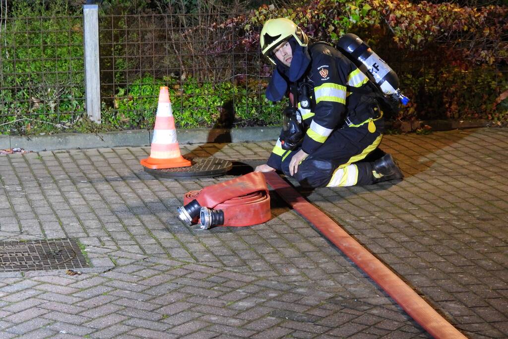 Brandweer spoelt riool na benzine lucht in meerdere woningen