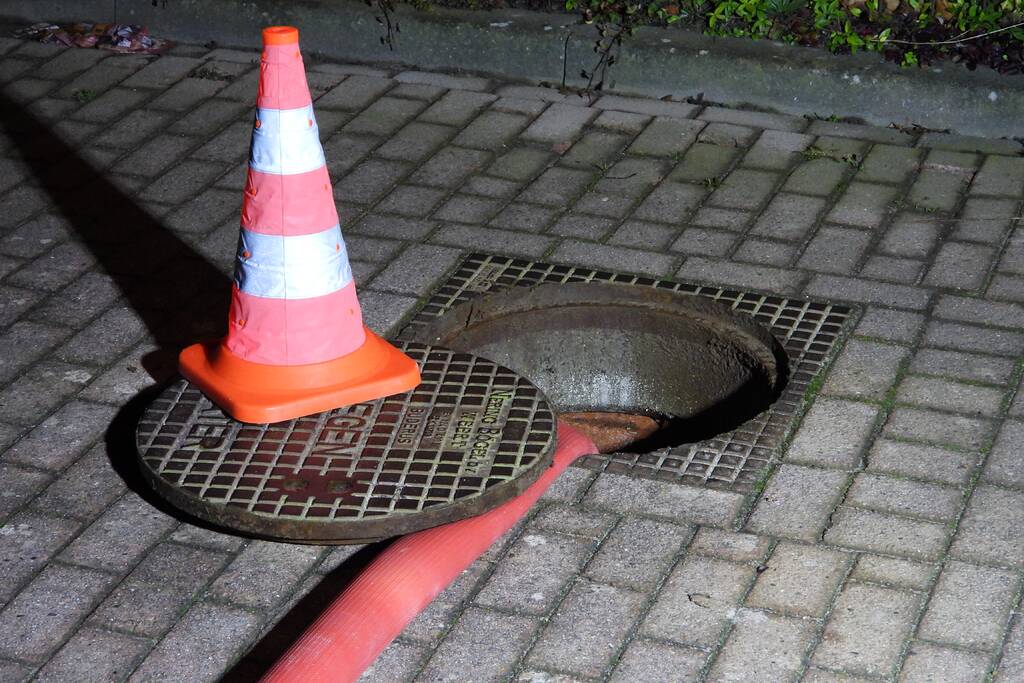 Brandweer spoelt riool na benzine lucht in meerdere woningen