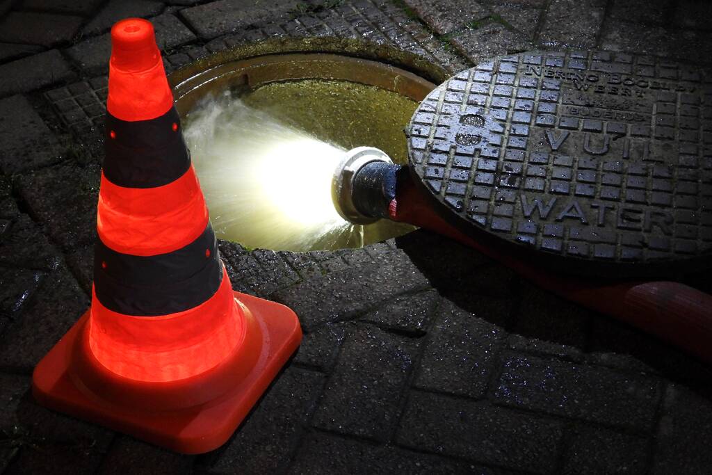 Brandweer spoelt riool na benzine lucht in meerdere woningen