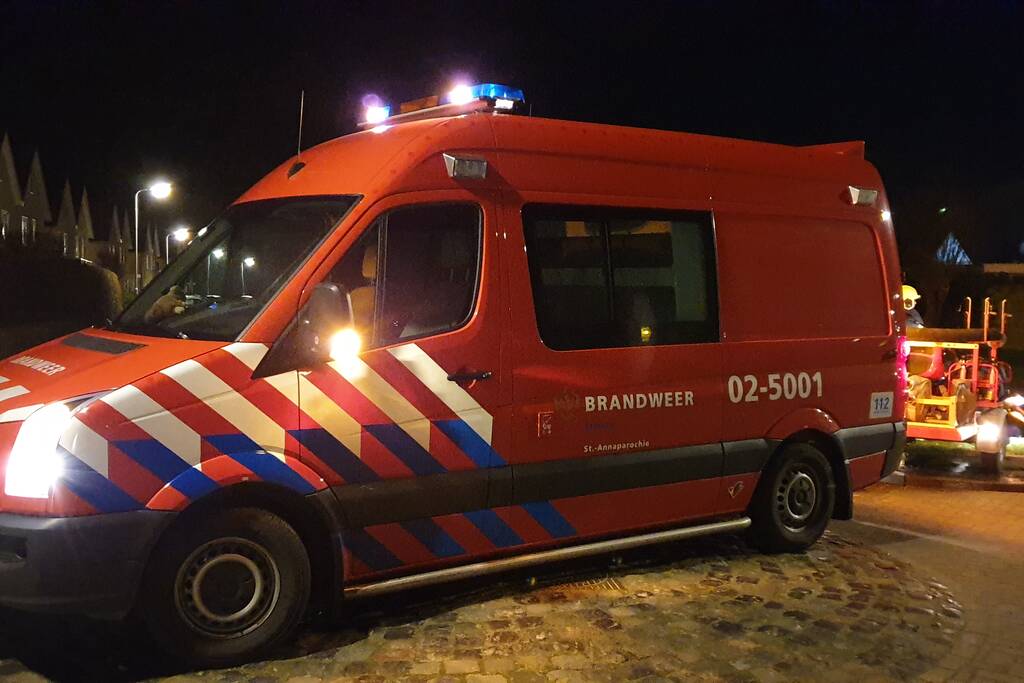 Brandweer spoelt riool na benzine lucht in meerdere woningen