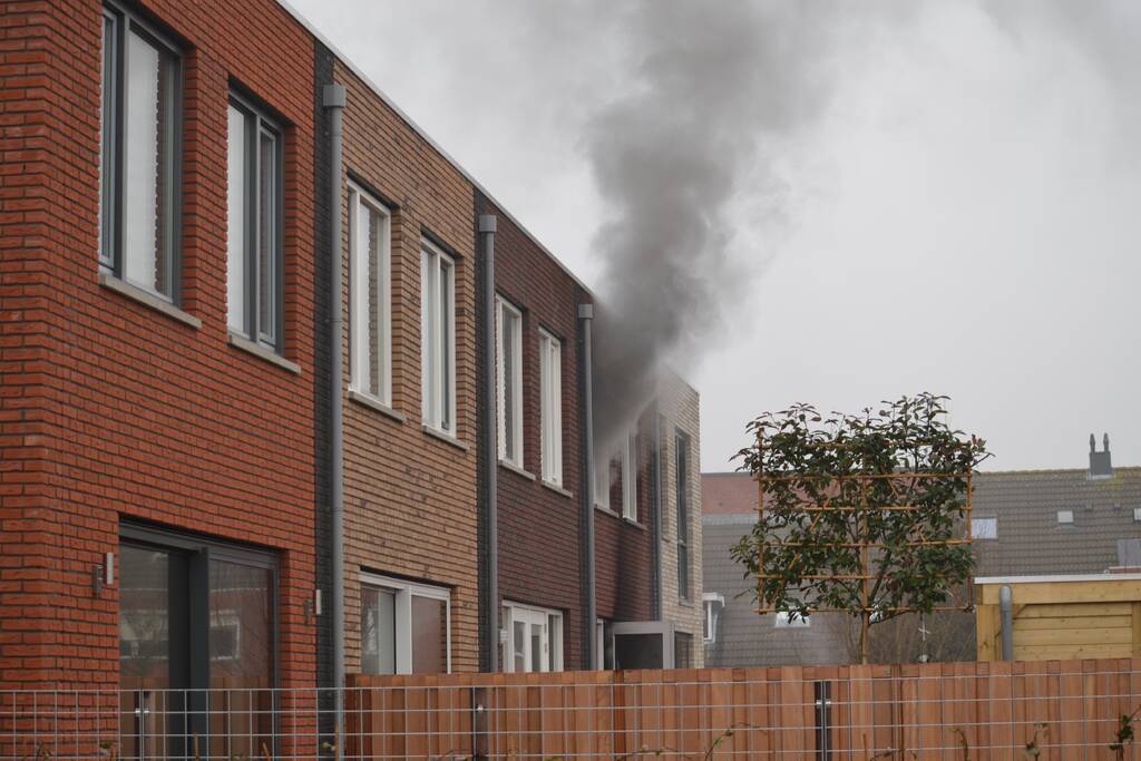 Dikke rookpluimen bij brand in woning