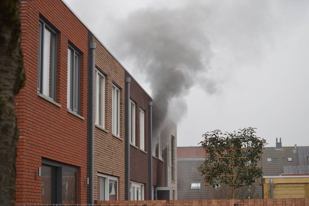 Dikke rookpluimen bij brand in woning