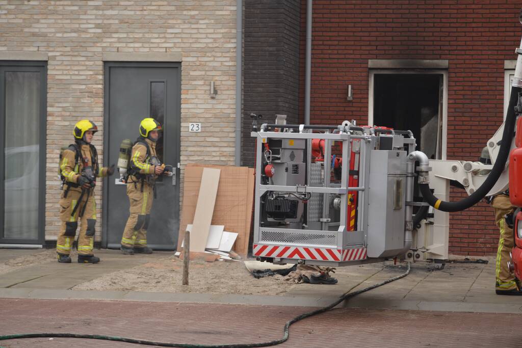 Dikke rookpluimen bij brand in woning