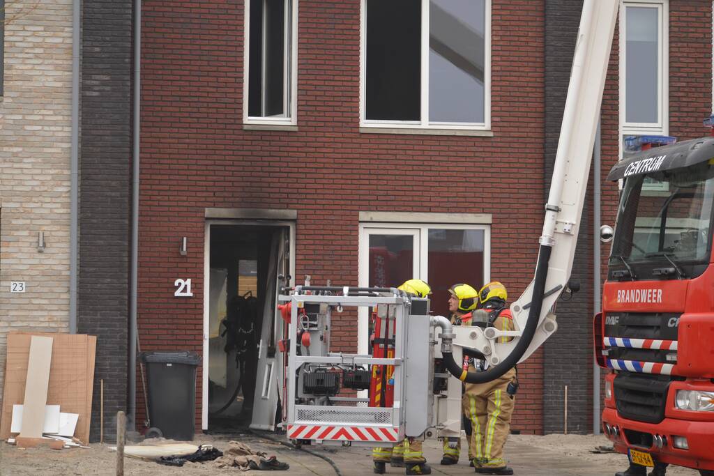 Dikke rookpluimen bij brand in woning