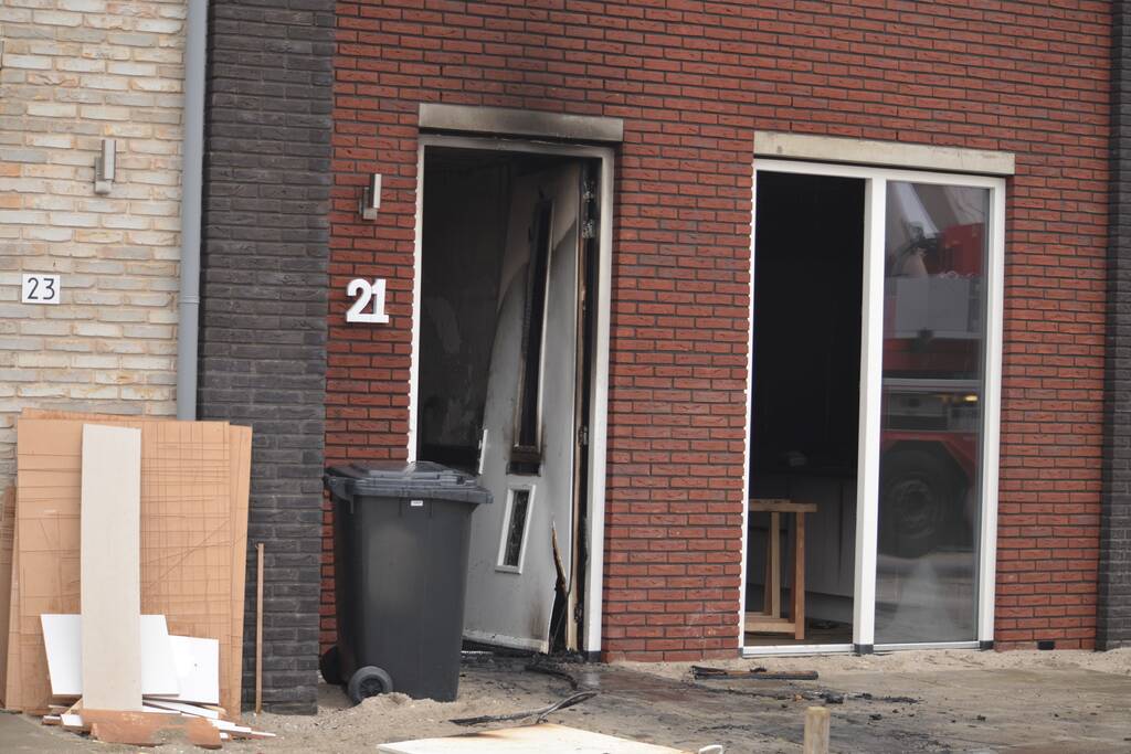 Dikke rookpluimen bij brand in woning