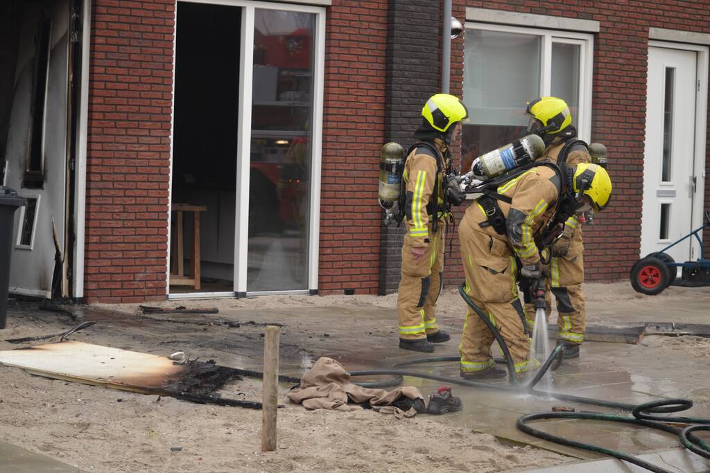 Dikke rookpluimen bij brand in woning