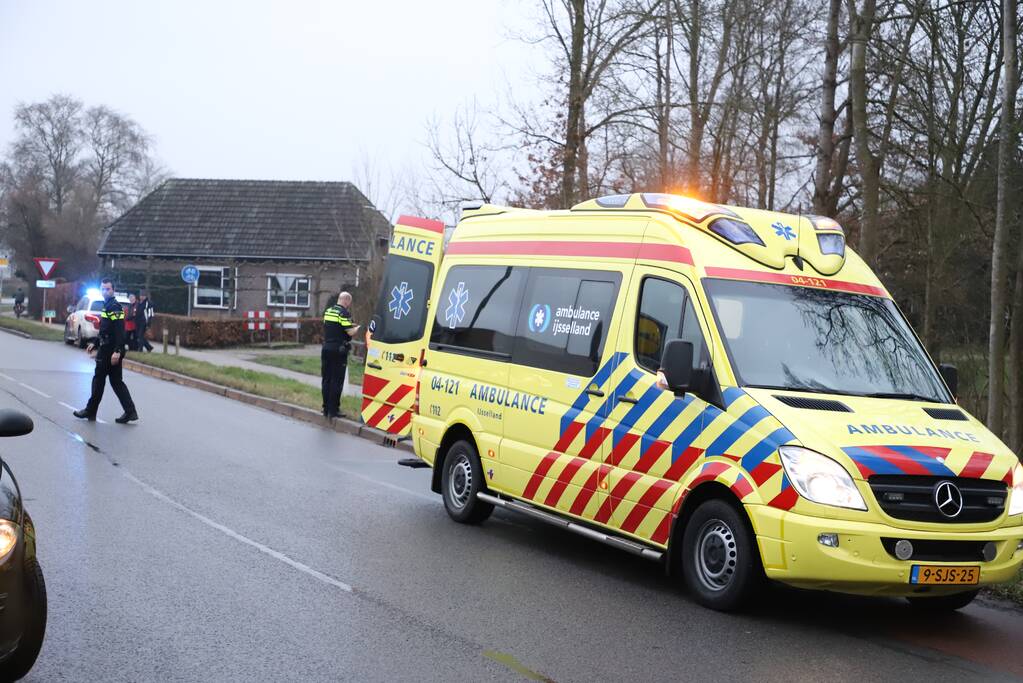 Vrouw met fiets komt hard ten val