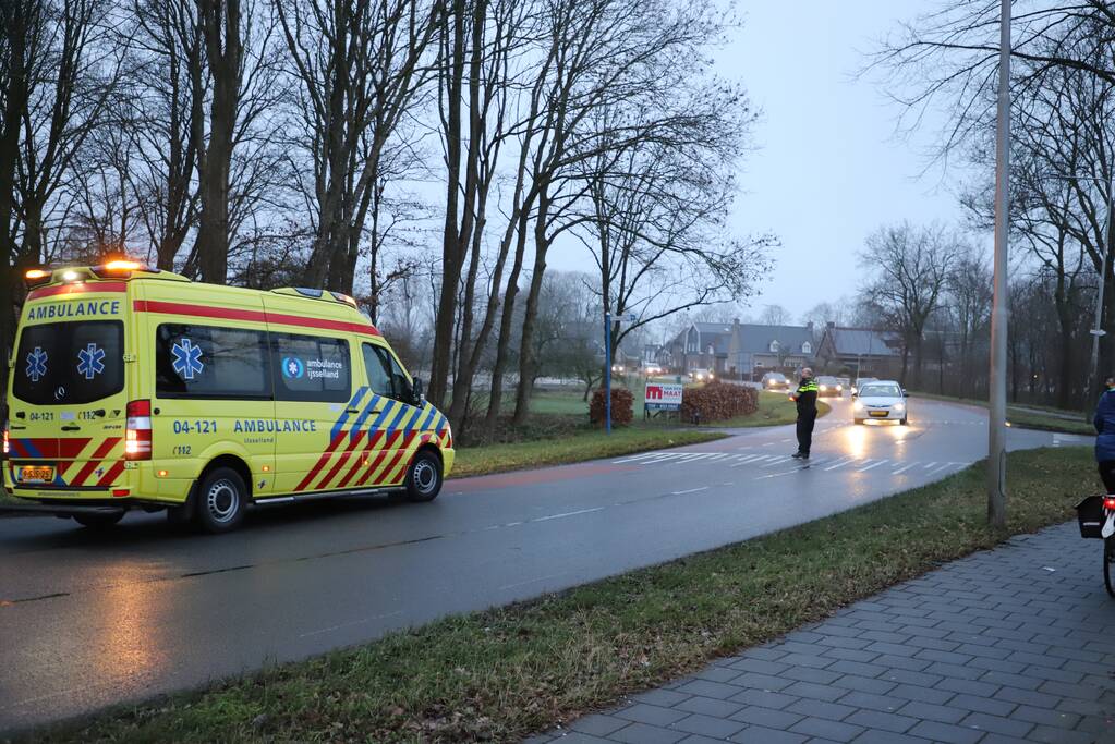 Vrouw met fiets komt hard ten val