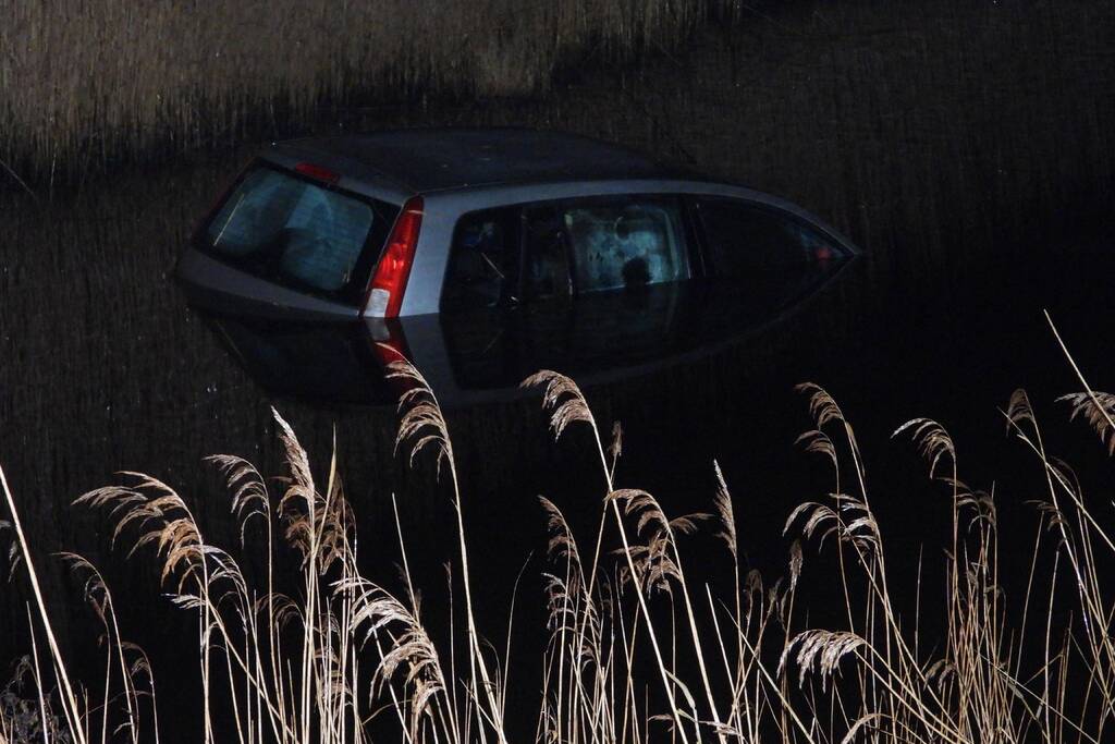Personenauto belandt in sloot