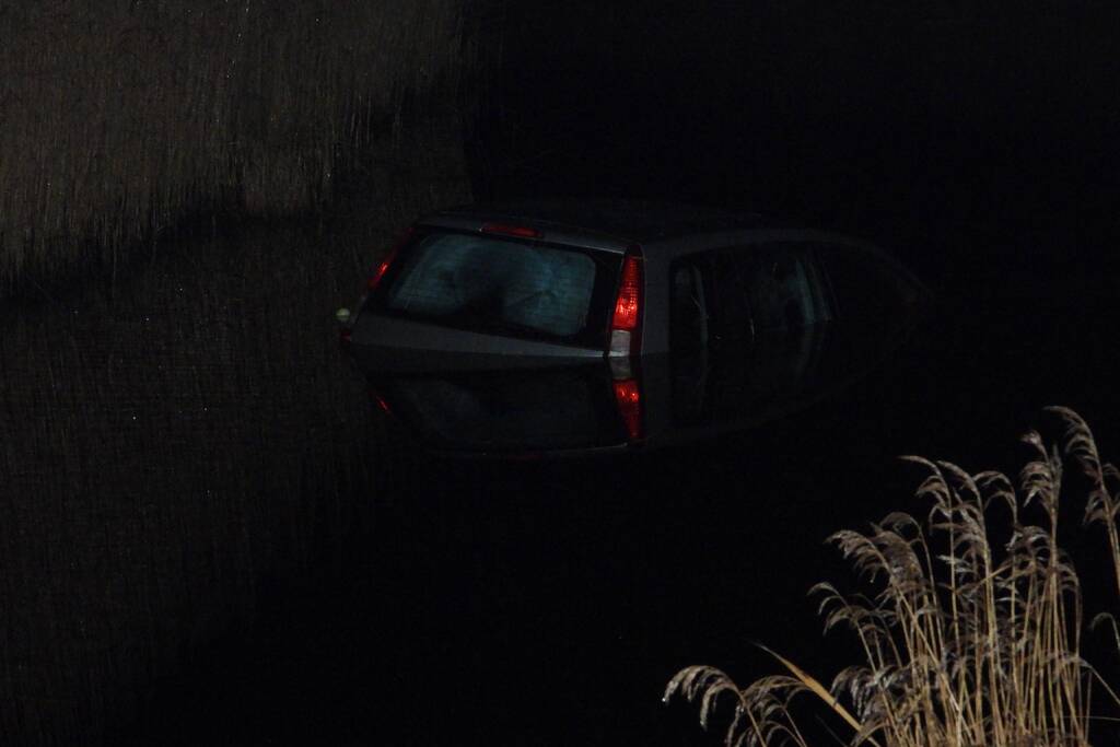 Personenauto belandt in sloot