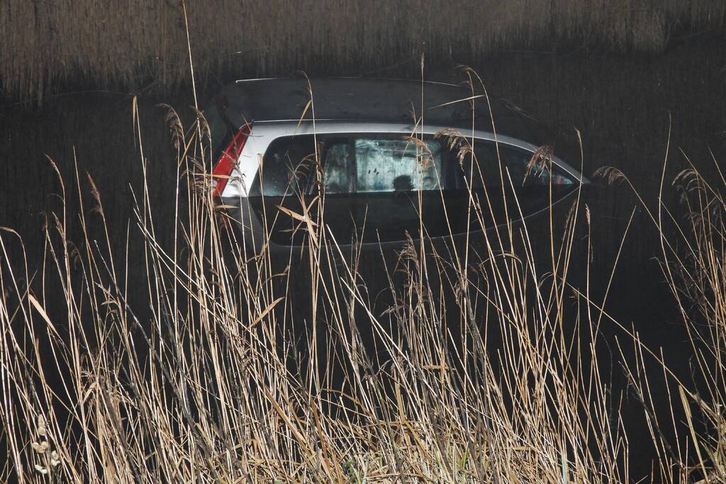 Personenauto belandt in sloot