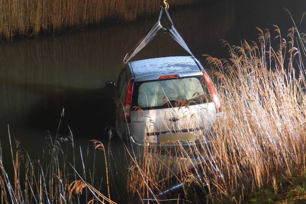 Personenauto belandt in sloot