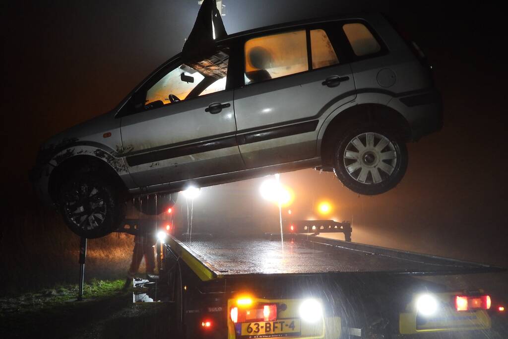 Personenauto belandt in sloot