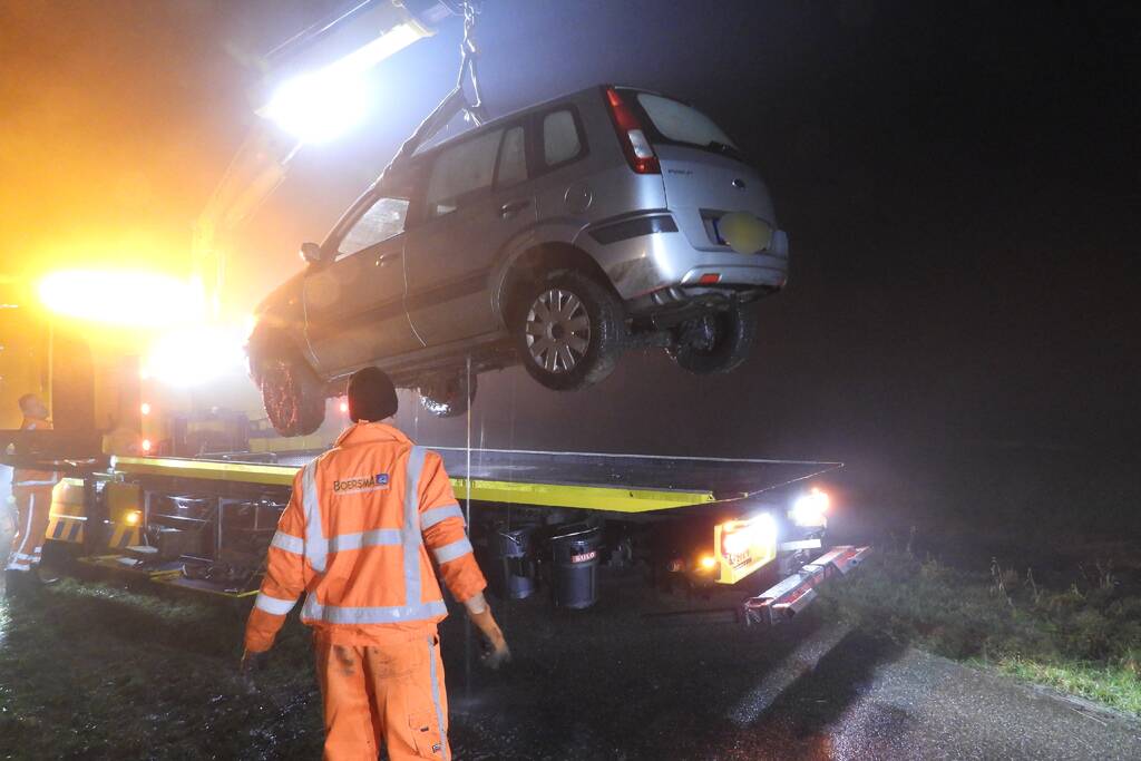 Personenauto belandt in sloot