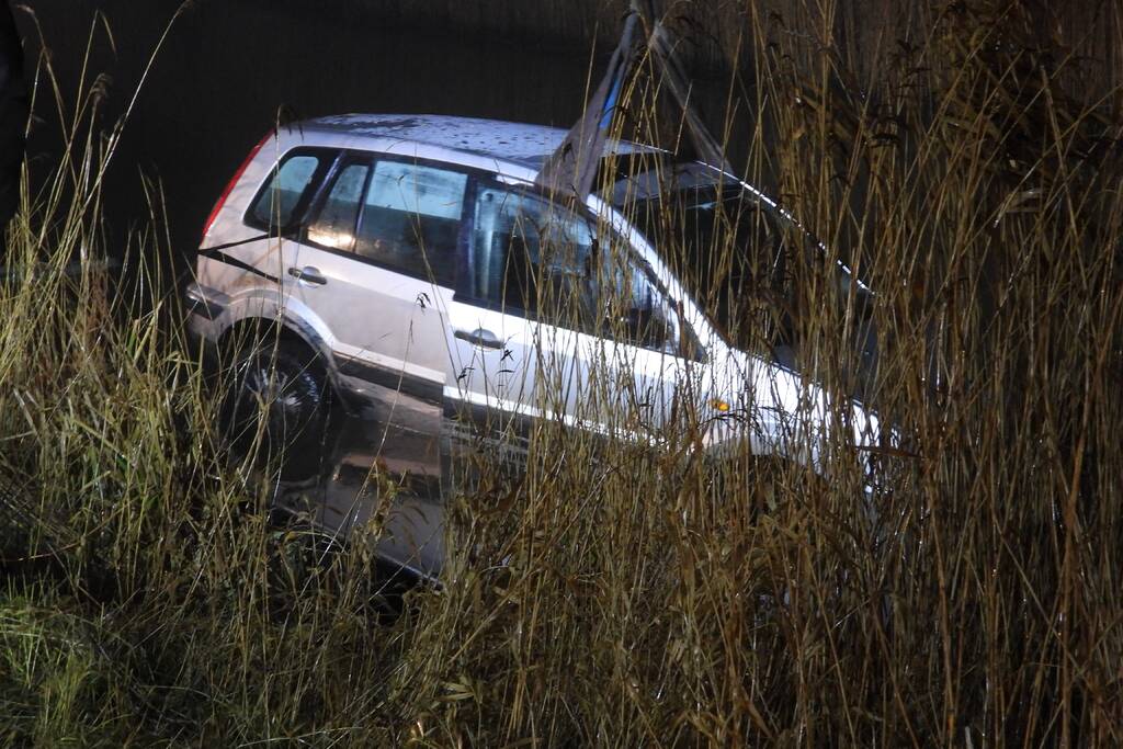 Personenauto belandt in sloot