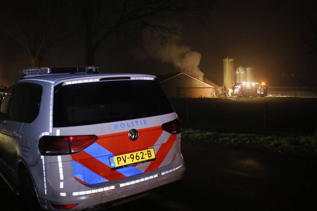 Shovel vat vlam in lege schuur