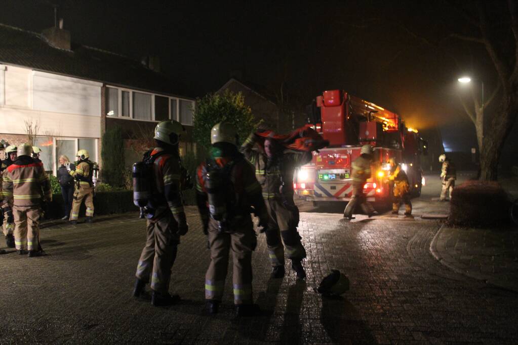 Brandweer veegt schoorsteen na brand