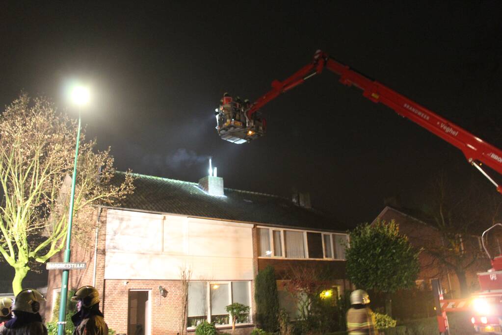 Brandweer veegt schoorsteen na brand