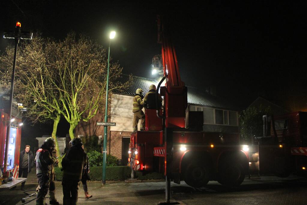 Brandweer veegt schoorsteen na brand
