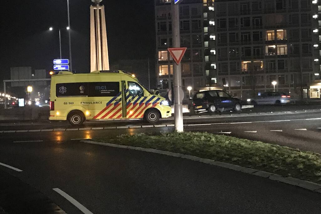 Schade na eenzijdige aanrijding op rotonde