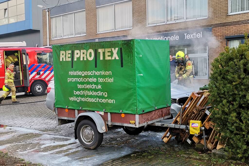 Medewerkers blussen beginnende autobrand