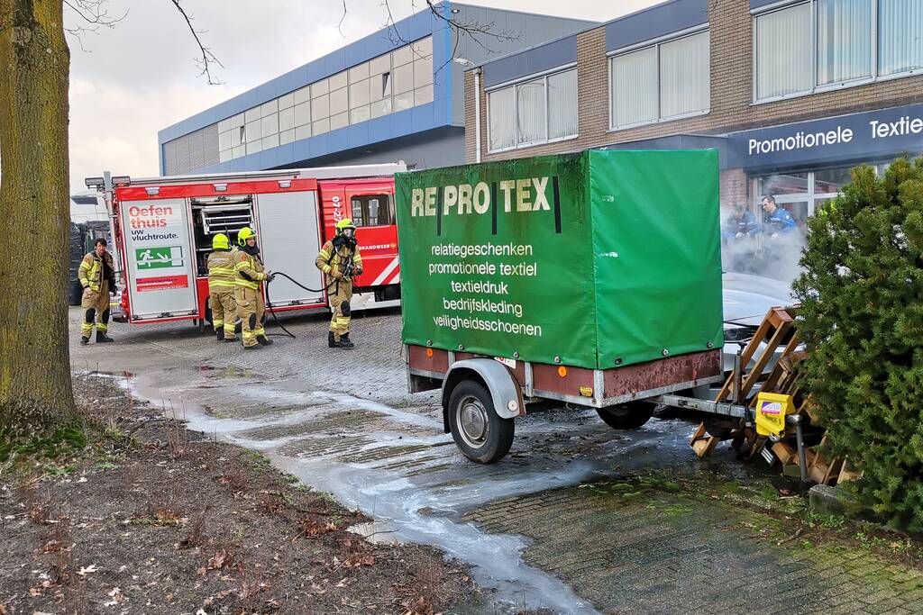 Medewerkers blussen beginnende autobrand