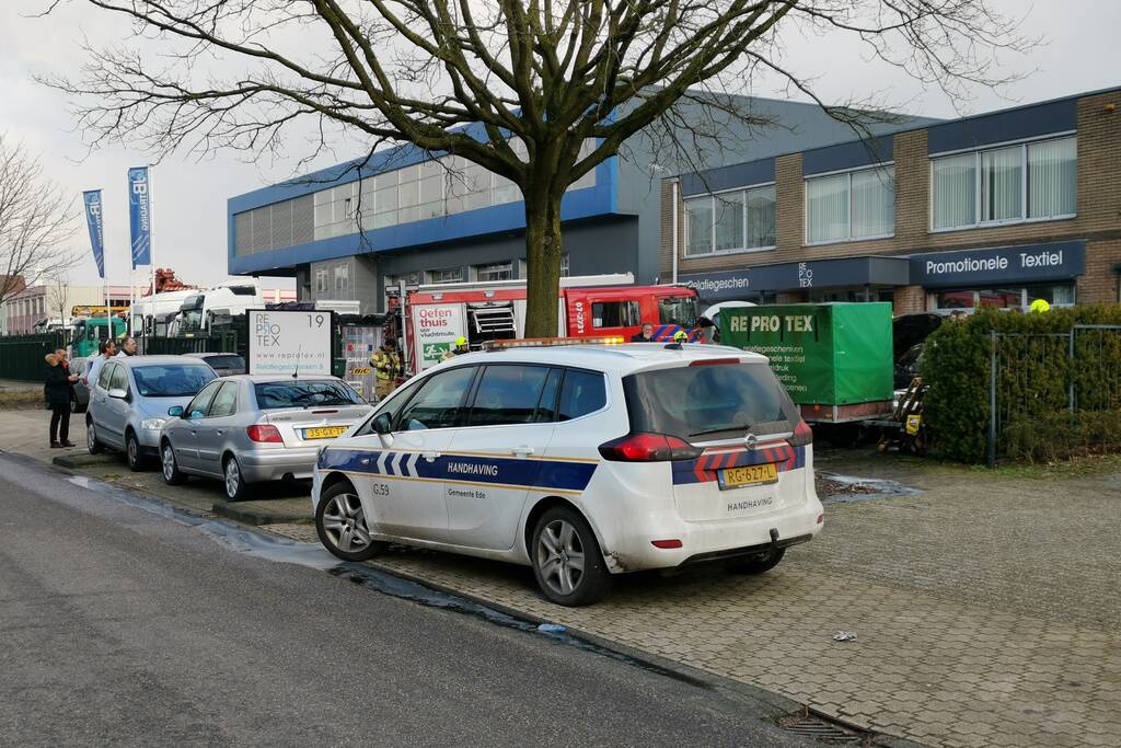 Medewerkers blussen beginnende autobrand