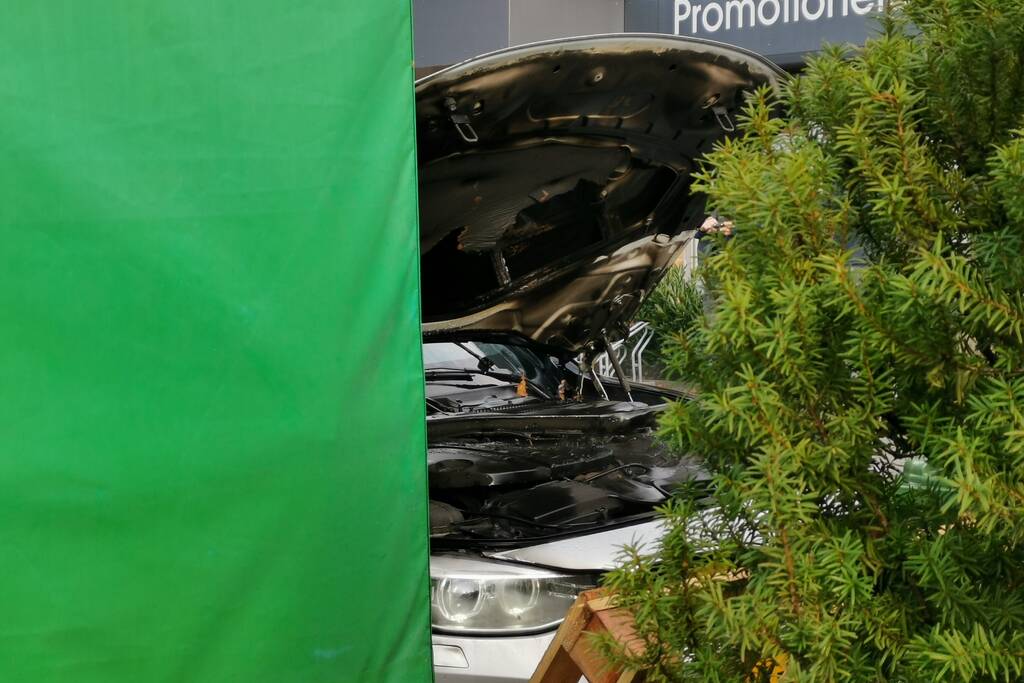 Medewerkers blussen beginnende autobrand