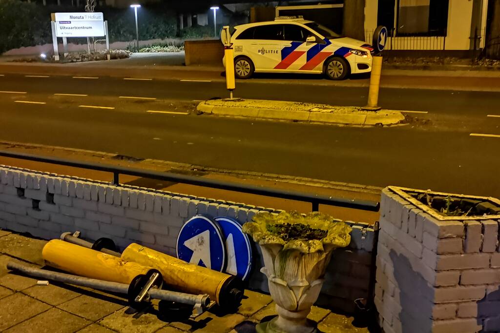 Verkeersborden uit de grond gereden bij aanrijding