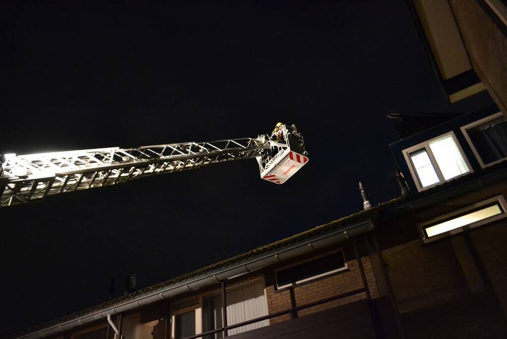 Brandweer veegt schoorsteen na brand