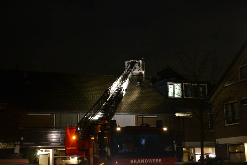 Brandweer veegt schoorsteen na brand