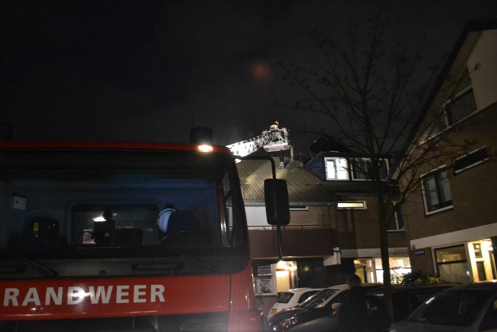 Brandweer veegt schoorsteen na brand