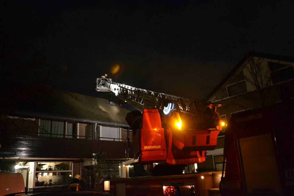 Brandweer veegt schoorsteen na brand