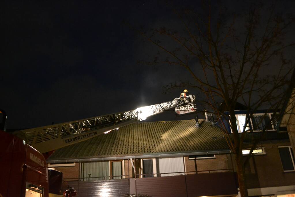 Brandweer veegt schoorsteen na brand