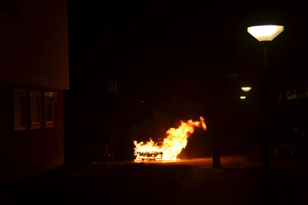 Auto verwoest door brand