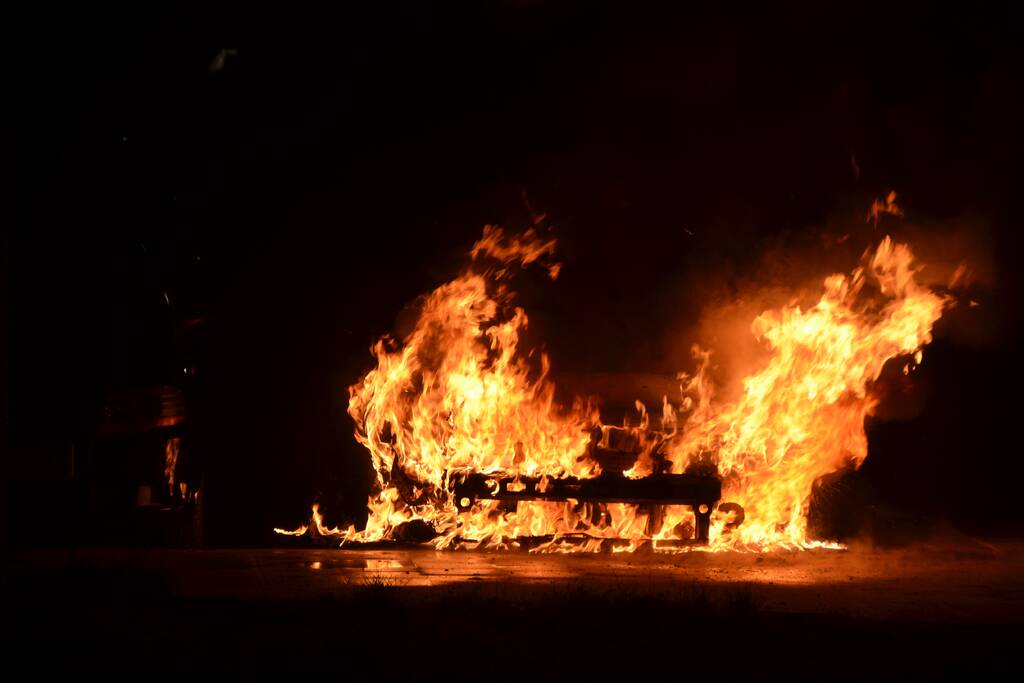 Auto verwoest door brand