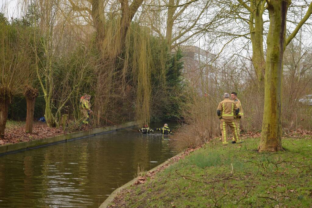 Brandweerduikers zoeken naar mogelijk persoon te water