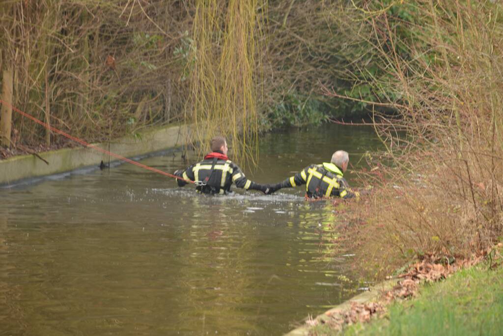 Brandweerduikers zoeken naar mogelijk persoon te water
