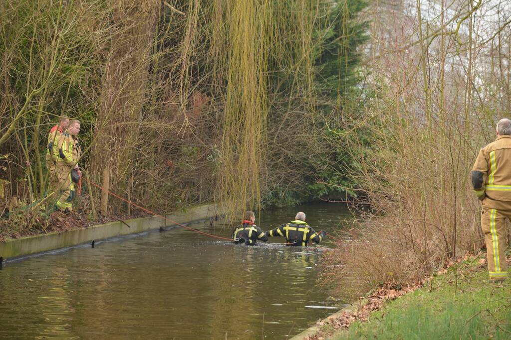 Brandweerduikers zoeken naar mogelijk persoon te water