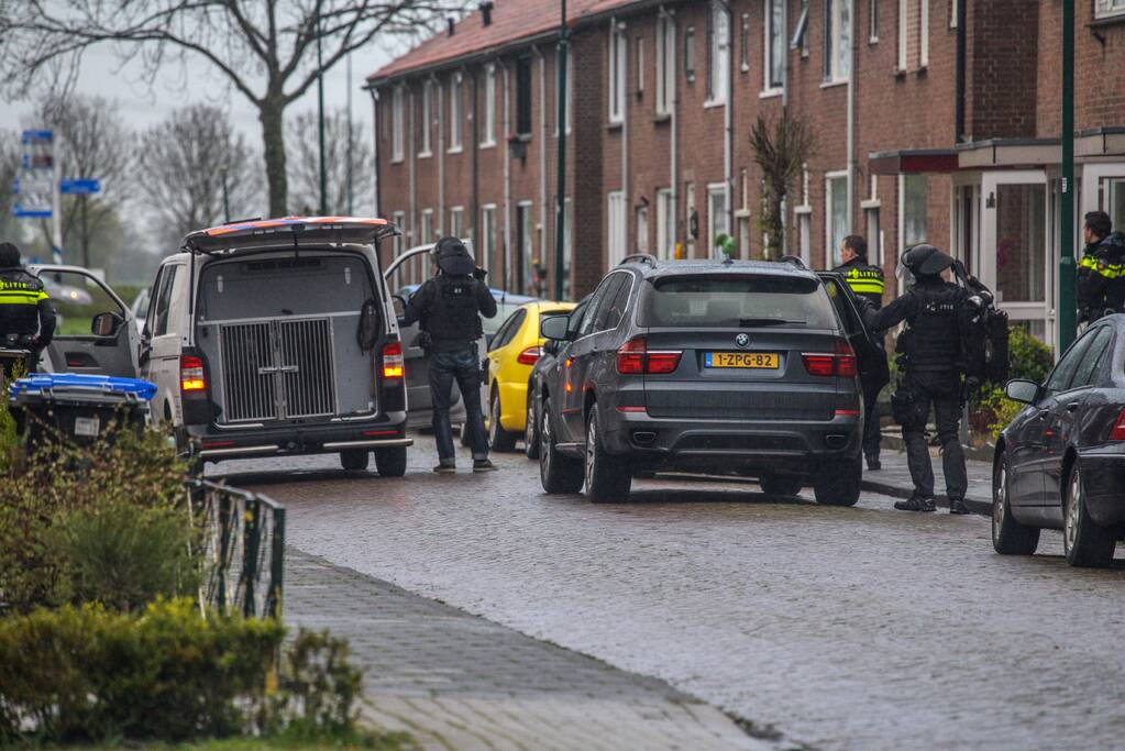 Politie doet inval en vindt automatisch vuurwapen