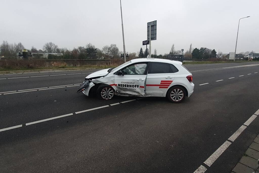 Forse schade na aanrijding tussen drie auto's