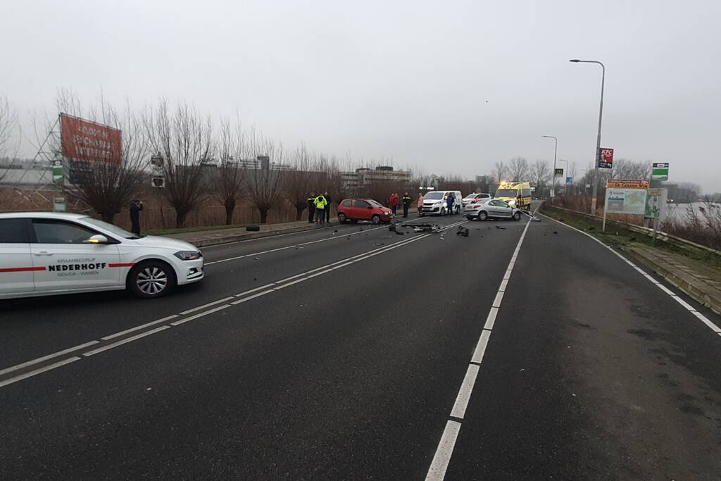 Forse schade na aanrijding tussen drie auto's