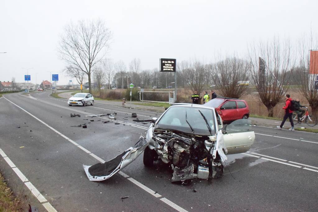 Forse schade na aanrijding tussen drie auto's
