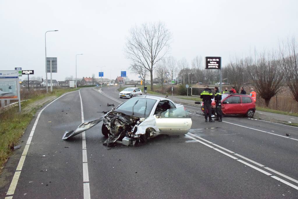 Forse schade na aanrijding tussen drie auto's