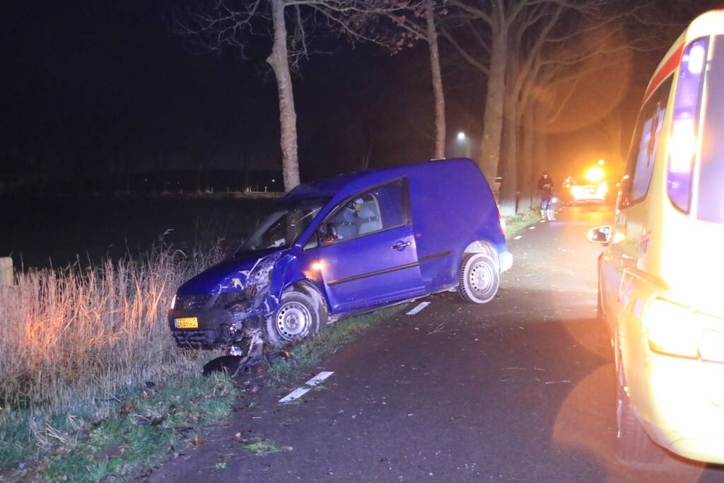 Bestelbus flink beschadigd na eenzijdige botsing tegen boom